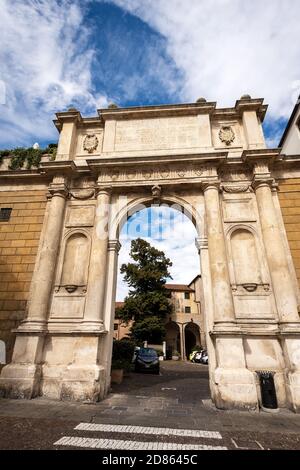 Arco Vallaresso, ancienne arche triomphale (1632) dans le centre-ville de Padoue sur la Piazza del Duomo (place de la cathédrale). Vénétie, Italie, Europe. Banque D'Images