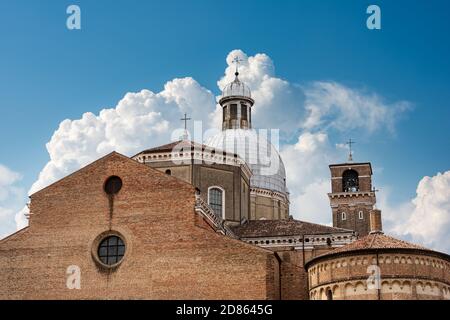 Padoue, Basilique et Cathédrale de Santa Maria Assunta (IV siècle-1754) et Baptistère de San Giovanni (XII siècle). Piazza Duomo, Italie. Banque D'Images