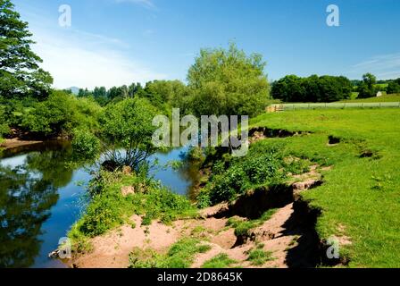 Rivière Usk depuis la promenade de la vallée d'Usk, le Bryn près d'Abergavenny, Monbucshire, pays de Galles du Sud. Banque D'Images