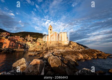 L'ancien village de Tellaro au coucher du soleil municipalité de Lerici, Golfe de la Spezia, Ligurie, Italie, Europe du Sud. Église de San Giorgio (XVIe siècle). Banque D'Images