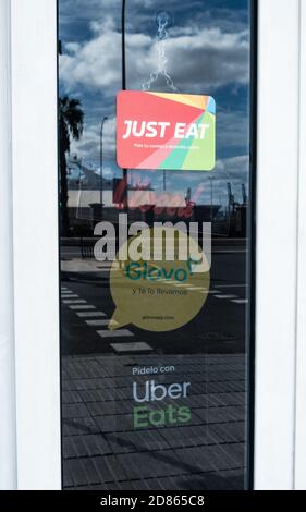 Just Eat, Glovo an Uber mange des autocollants sur la porte du restaurant en Espagne Banque D'Images