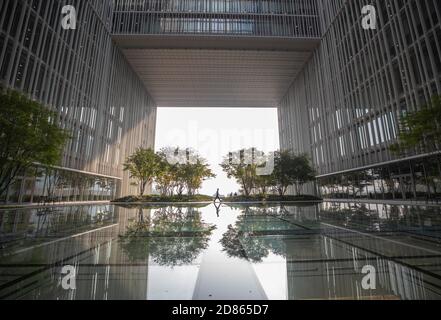 Séoul, Corée du Sud. 27 octobre 2020. La photo prise le 27 octobre 2020 montre une vue intérieure du quartier général Amorepacific de Séoul, en Corée du Sud. Amorepacific sera exposant à la troisième China International Import Expo (CIIE), qui aura lieu du 5 au 10 novembre à Shanghai. Crédit: Wang Jingqiang/Xinhua/Alay Live News Banque D'Images