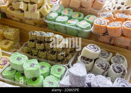Assortiment de délices turcs. Gros plan. Vente de bonbons dans le marché du bazar Banque D'Images
