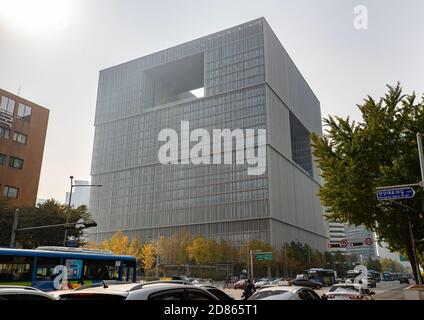 Séoul, Corée du Sud. 27 octobre 2020. Photo prise le 27 octobre 2020 montre le quartier général Amorepacific à Séoul, en Corée du Sud. Amorepacific sera exposant à la troisième China International Import Expo (CIIE), qui aura lieu du 5 au 10 novembre à Shanghai. Crédit: Wang Jingqiang/Xinhua/Alay Live News Banque D'Images