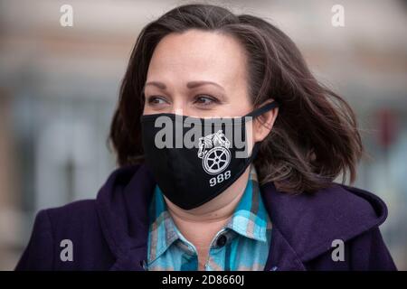 Round Rock, Texas, États-Unis. 27 octobre 2020. MJ Hegar, candidate démocrate au Sénat américain, parle à la presse avant de procéder à un vote précoce dans sa ville natale de Round Rock, au Texas, un mardi froid. Hegar, un ancien pilote d'hélicoptère décoré de l'Armée de terre, conteste le sénateur républicain américain à trois mandats John Cornyn. Crédit : Bob Daemmrich/Alay Live News Banque D'Images