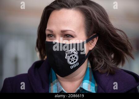 Round Rock, Texas, États-Unis. 27 octobre 2020. MJ Hegar, candidate démocrate au Sénat américain, parle à la presse avant de procéder à un vote précoce dans sa ville natale de Round Rock, au Texas, un mardi froid. Hegar, un ancien pilote d'hélicoptère décoré de l'Armée de terre, conteste le sénateur républicain américain à trois mandats John Cornyn. Crédit : Bob Daemmrich/Alay Live News Banque D'Images