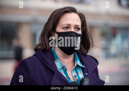 Round Rock, Texas, États-Unis. 27 octobre 2020. MJ Hegar, candidate démocrate au Sénat américain, parle à la presse avant de procéder à un vote précoce dans sa ville natale de Round Rock, au Texas, un mardi froid. Hegar, un ancien pilote d'hélicoptère décoré de l'Armée de terre, conteste le sénateur républicain américain à trois mandats John Cornyn. Crédit : Bob Daemmrich/Alay Live News Banque D'Images