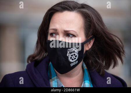 Round Rock, Texas, États-Unis. 27 octobre 2020. MJ Hegar, candidate démocrate au Sénat américain, parle à la presse avant de procéder à un vote précoce dans sa ville natale de Round Rock, au Texas, un mardi froid. Hegar, un ancien pilote d'hélicoptère décoré de l'Armée de terre, conteste le sénateur républicain américain à trois mandats John Cornyn. Crédit : Bob Daemmrich/Alay Live News Banque D'Images