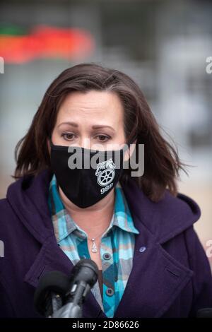 Round Rock, Texas, États-Unis. 27 octobre 2020. MJ Hegar, candidate démocrate au Sénat américain, parle à la presse avant de procéder à un vote précoce dans sa ville natale de Round Rock, au Texas, un mardi froid. Hegar, un ancien pilote d'hélicoptère décoré de l'Armée de terre, conteste le sénateur républicain américain à trois mandats John Cornyn. Crédit : Bob Daemmrich/Alay Live News Banque D'Images