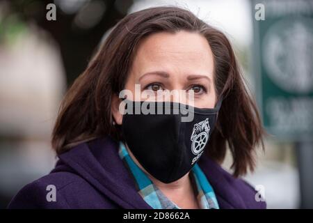 Round Rock, Texas, États-Unis. 27 octobre 2020. MJ Hegar, candidate démocrate au Sénat américain, parle à la presse avant de procéder à un vote précoce dans sa ville natale de Round Rock, au Texas, un mardi froid. Hegar, un ancien pilote d'hélicoptère décoré de l'Armée de terre, conteste le sénateur républicain américain à trois mandats John Cornyn. Crédit : Bob Daemmrich/Alay Live News Banque D'Images