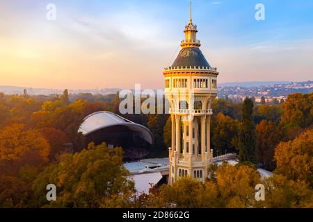 Tour d'eau de l'île Margaret Budapest Hongrie. Il y a aussi l'incroyable scène d'Opean-air où il y a des représentations théâtrales tout l'été Banque D'Images