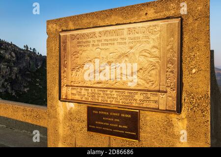 Plaque d'interprétation sur le pont de donner Summit, Truckee, Californie, États-Unis Banque D'Images