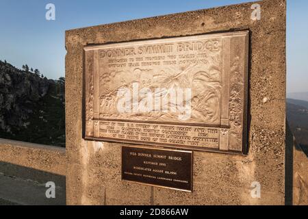 Plaque d'interprétation sur le pont de donner Summit, Truckee, Californie, États-Unis Banque D'Images