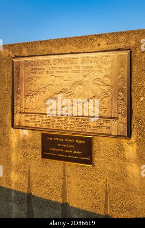 Plaque d'interprétation sur le pont de donner Summit, Truckee, Californie, États-Unis Banque D'Images