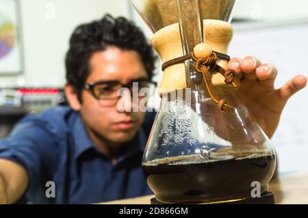 Portrait du barista professionnel qui prépare le café Banque D'Images