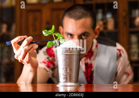 Barman préparant un délicieux cocktail de julep à la menthe à la table Banque D'Images