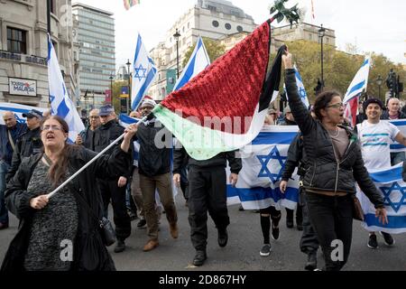 4 novembre 2017, Londres, Royaume-Uni:-Pro Palestine les manifestants défilés devant Pro Israël Banque D'Images