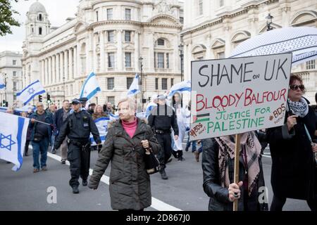 4 novembre 2017, Londres, Royaume-Uni:-Pro Palestine les manifestants défilés devant Pro Israël Banque D'Images