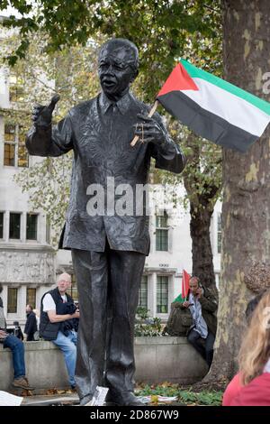 4 novembre 2017, Londres, Royaume-Uni:-Statue de Nelson Mandela portant un drapeau de Palestine placé par un manifestant sur la place Parliment Banque D'Images