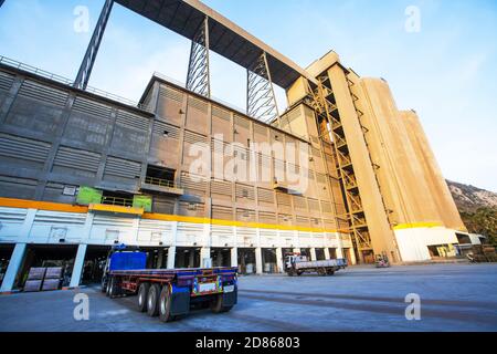 Vue horizontale du camion lourd stationné devant l'entrepôt de ciment. Banque D'Images
