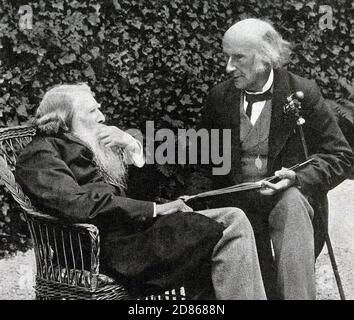 JOHN RUSKIN (1819-1900) critique d'art anglais à gauche dans son jardin à Brantwood, surplombant Coniston Water, Cumbria, en 1893 avec son ami, le médecin Sir Henry Acland (1815-1900) photo par Sarah, fille d'Acland. Banque D'Images