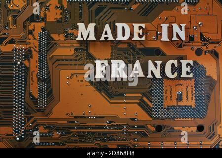 FABRIQUÉ EN FRANCE sur carte de circuits imprimés or carte mère d'ordinateur. Concept de logistique et de transport intelligent. Technologie électronique numérique Banque D'Images