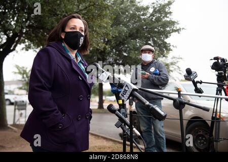 Round Rock, Texas, États-Unis. 27 octobre 2020. La candidate démocrate au Sénat américain, MJ HEGAR, parle à la presse avant de voter tôt dans sa ville natale de Round Rock, au Texas, un mardi froid. Hegar, un ancien pilote d'hélicoptère décoré de l'Armée de terre, conteste le sénateur républicain à trois mandats, John Cornyn (non illustré) et aura probablement besoin d'une victoire de Biden au Texas pour gagner. Crédit : Bob Daemmrich/ZUMA Wire/Alay Live News Banque D'Images