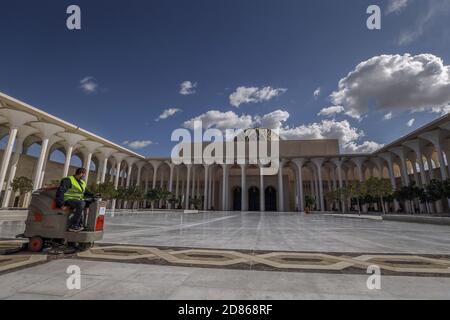 27 octobre 2020, Algérie, Alger : un ouvrier nettoie la cour de la Grande Mosquée d'Alger, également connue sous le nom de Djamaa el Djazair. La Grande Mosquée d'Alger a été conçue par la société d'architecture allemande KSP Juergen Engel Architekten et les ingénieurs de Krebs und Kiefer International et construite par la China State Construction Engineering Corporation (CSCEC). La mosquée, considérée comme l'une des plus grandes mosquées du monde et abritant le plus haut minaret du monde, s'ouvrira jeudi à la prière à l'occasion d'Al-Mouled Al-Nabawy et sera officiellement inaugurée le premier Banque D'Images