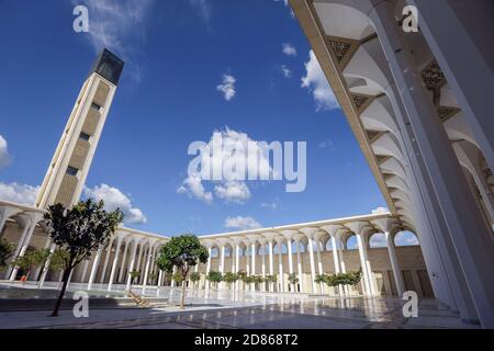 27 octobre 2020, Algérie, Alger : vue à l'intérieur de la cour de la Grande Mosquée d'Alger, également connue sous le nom de Djamaa el Djazair. La Grande Mosquée d'Alger a été conçue par la société d'architecture allemande KSP Juergen Engel Architekten et les ingénieurs de Krebs und Kiefer International et construite par la China State Construction Engineering Corporation (CSCEC). La mosquée, considérée comme l'une des plus grandes mosquées du monde et abritant le plus haut minaret du monde, s'ouvrira jeudi à la prière à l'occasion d'Al-Mouled Al-Nabawy et sera officiellement inaugurée le premier du non Banque D'Images