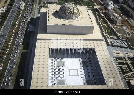 27 octobre 2020, Algérie, Alger : une vue d'ensemble montre la Grande Mosquée d'Alger, également connue sous le nom de Djamaa el Djazair. La Grande Mosquée d'Alger a été conçue par la société d'architecture allemande KSP Juergen Engel Architekten et les ingénieurs de Krebs und Kiefer International et construite par la China State Construction Engineering Corporation (CSCEC). La mosquée, considérée comme l'une des plus grandes mosquées du monde et abritant le plus haut minaret du monde, s'ouvrira jeudi à la prière à l'occasion d'Al-Mouled Al-Nabawy et sera officiellement inaugurée le premier novembre, le 6 novembre Banque D'Images