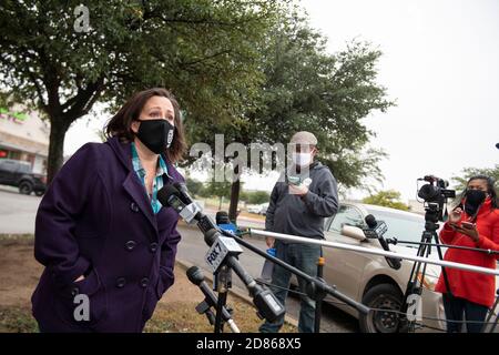 Round Rock, Texas, États-Unis. 27 octobre 2020. La candidate démocrate au Sénat américain, MJ HEGAR, parle à la presse avant de voter tôt dans sa ville natale de Round Rock, au Texas, un mardi froid. Hegar, un ancien pilote d'hélicoptère décoré de l'Armée de terre, conteste le sénateur républicain à trois mandats, John Cornyn (non illustré) et aura probablement besoin d'une victoire de Biden au Texas pour gagner. Crédit : Bob Daemmrich/ZUMA Wire/Alay Live News Banque D'Images