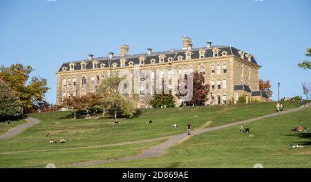 Thaca, New York- 17 octobre 2020 : les étudiants du Collège ont une distance sociale sur la pelouse à l'extérieur du Morrill Hall, à l'Université Cornell Banque D'Images