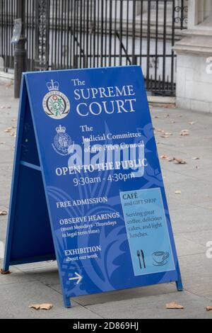 Londres, le 28 septembre 2017 :- signe devant la Cour suprême du Royaume-Uni et le Comité judiciaire du Conseil privé. Situé à Middlese Banque D'Images