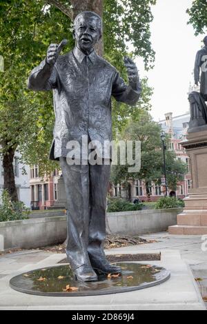 Londres, 28 septembre 2017 : Statue de Nelson Mandela sur la place du Parlement, en face du Palais de Westminster Banque D'Images