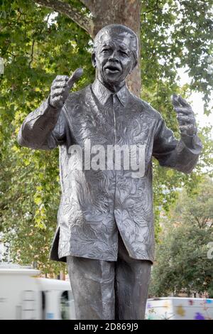 Londres, 28 septembre 2017 : Statue de Nelson Mandela sur la place du Parlement, en face du Palais de Westminster Banque D'Images