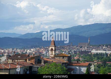 Paysage urbain d'Arezzo vu d'un village de campagne avec tour cloche d'une église en preuve Banque D'Images