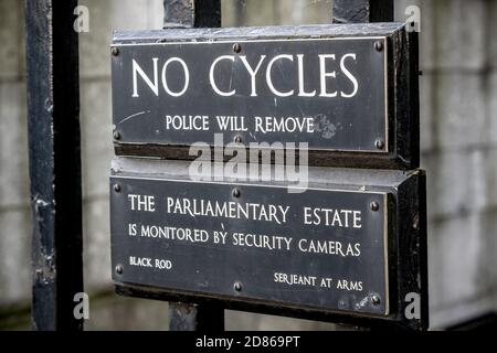 Londres, le 28 septembre 2017:-signes sur les rails de Portcullis House, une partie du domaine parlementaire Banque D'Images