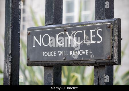 Londres, le 28 septembre 2017:-signes sur les rails de Portcullis House, une partie du domaine parlementaire Banque D'Images