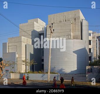 Vue extérieure globale avec murs en mouvement. Gihed Credai, Ahmedabad, Inde. Architecte: Matharoo Associates, 2020. Banque D'Images
