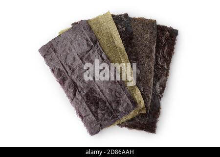 Les feuilles d'algues de nori sont sèches et isolées sur fond blanc, ensemble de feuilles différentes. Banque D'Images