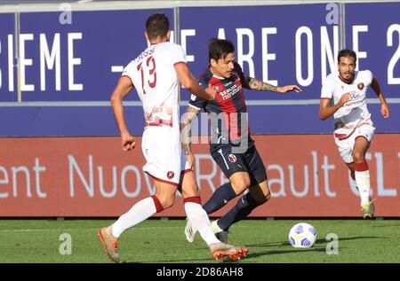 Federico Santander (R) de Bologne en action pendant le match de football de Coppa Italia Bologna FC vs Reggina au stade Renato Dall'Ara de Bologne, Italie, 27 octobre 2020. Photo Michele Nucci crédit: LM/Michele Nucci/Alay Live News Banque D'Images