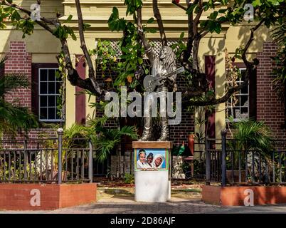 Statue de Bob Marley devant le musée Bob Marley, 56 Hope Road, Kingston, paroisse de Saint Andrew, Jamaïque Banque D'Images