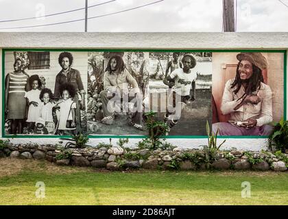 Photographies aux murs du musée Bob Marley, 56 Hope Road, Kingston, paroisse de Saint Andrew, Jamaïque Banque D'Images