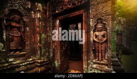 Statue de géant sculpté pittoresque et d'Apsara sur l'ancien temple de Vat Phou, Laos. Patrimoine mondial de l'UNESCO. Concentrez-vous sur le géant. Banque D'Images