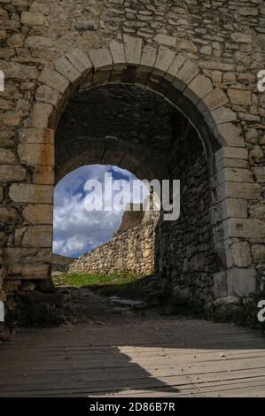 Porte voûtée de l'ancien bastion hongrois du château de Spiš (Spišský hrad), aujourd'hui dans la région de Košice, en Slovaquie, construite au XIIIe siècle sur un éperon de calcaire, avec la maçonnerie brute adaptée aux contours de la roche. Le château a résisté à un siège en envahissant les forces de Golden Horde Tartar ou de Mongol en 1241, et il s'est ensuite développé pour devenir le plus grand complexe de forteresse d'Europe centrale. Il a été abandonné après un incendie en 1780, mais il a depuis été entièrement restauré et est maintenant un site classé au patrimoine mondial de l'UNESCO. Banque D'Images