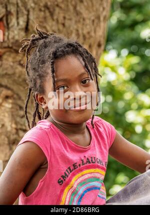 Fille à la communauté Rastafarian, Blue Mountains, paroisse de Saint Andrew, Jamaïque Banque D'Images