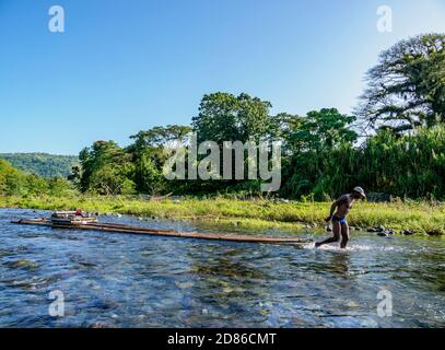 Rio Grande rafting, paroisse de Portland, Jamaïque Banque D'Images