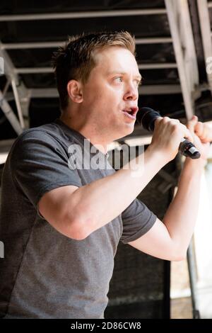 Londres, Royaume-Uni, 31 août 2019 :- le journaliste gardien Owen Jones s’adresse aux manifestants du centre de Londres contre le Premier ministre Boris Johnson Banque D'Images