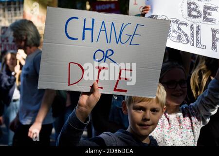 Londres, Royaume-Uni, 20 septembre 2019 :- les manifestants pour le changement climatique se réunissent à Westminster, dans le centre de Londres, près du Parlement britannique dans le cadre d'un Banque D'Images