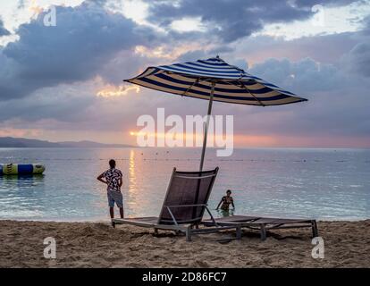 Doctor's Cave Beach au coucher du soleil, Montego Bay, paroisse de Saint James, Jamaïque Banque D'Images